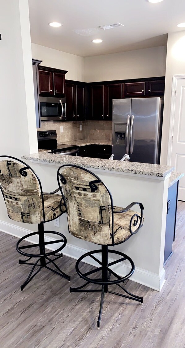 Fridge, microwave, stovetop, dishwasher