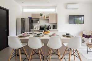 Fridge, microwave, oven, stovetop - Bright and stylish new condo, 5 min walk to the beach. (Jacó)