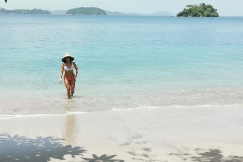 Bright and stylish new condo, 5 min walk to the beach.