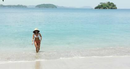 Bright and stylish new condo, 5 min walk to the beach.