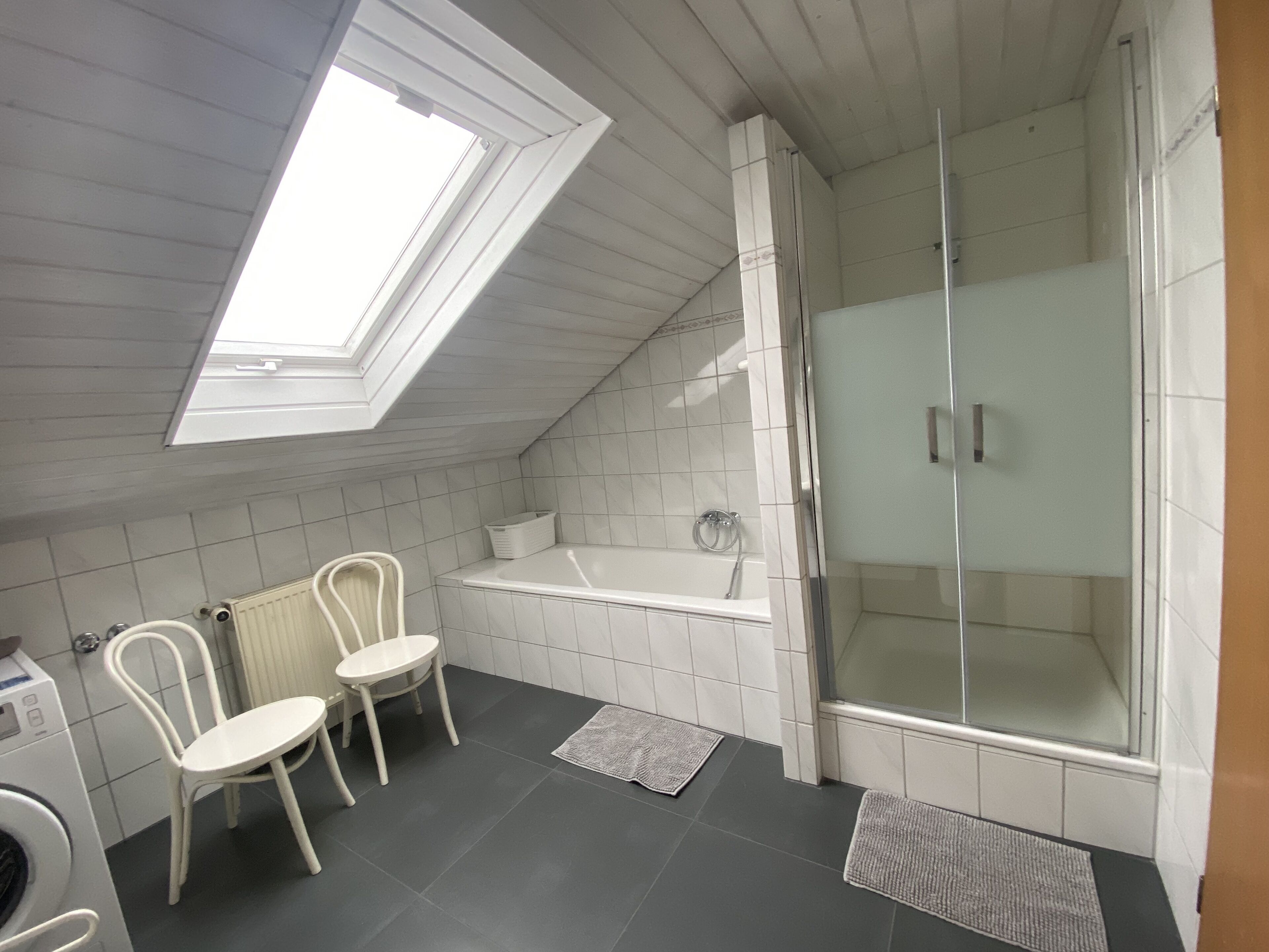 Baignoire, sèche-cheveux, serviettes fournies, savon