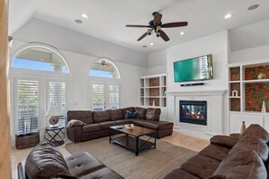 TV, table tennis, books, stereo - The New GameHaus at Destin | Ultimate Game Room (Destin)