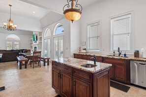 冰箱、微波炉、烤箱、炉灶