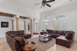 TV, bordtennis, bøker og stereoanlegg