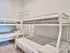 6 bedrooms, iron/ironing board, travel cot, WiFi - The New GameHaus at Destin | Ultimate Game Room (Destin)