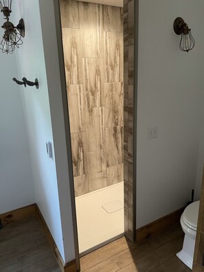 Shower, towels, soap, toilet paper - Unique Rustic Industrial Ryder Cup Rental… (Cleveland)