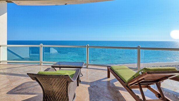 A balcony with wicker furniture and a view of the ocean. - Luna Blanca 1201 by Kivoya (Puerto Peñasco)