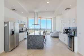 Panoramic Condo | Private kitchen | Oven - Luna Blanca 1201 by Kivoya (Puerto Peñasco)