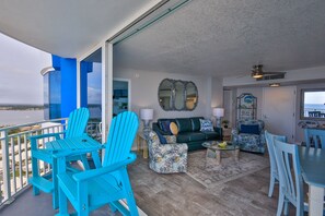 Outdoor dining - Luxury 3 BR Condo PECK PLAZA 26SE, Amazing Oceanfront Views, Heated Pool, Hot Tub (Daytona Beach Shores)