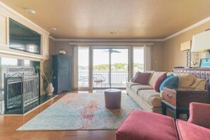 Smart TV - Lake Front (Hot Springs)