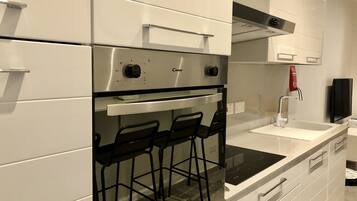 Køleskab, mikrobølgeovn, ovn, kogeplade