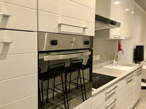 Frigorífico, microondas, horno y placa de cocina