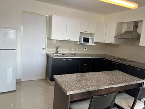 Fridge, microwave, stovetop, dishwasher - Apart Peru Economico 1 (Miraflores)