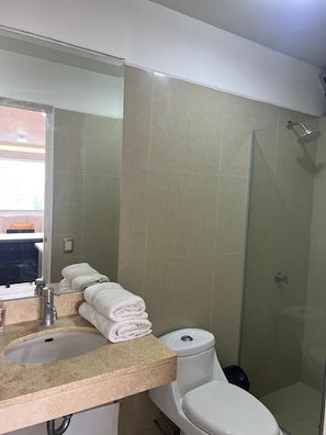 Shower, hair dryer, towels, toilet paper - Apart Peru Economico 1 (Miraflores)