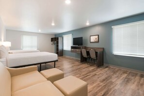 Chambre Standard, plusieurs lits, non-fumeurs | Ameublement personnalisé, bureau