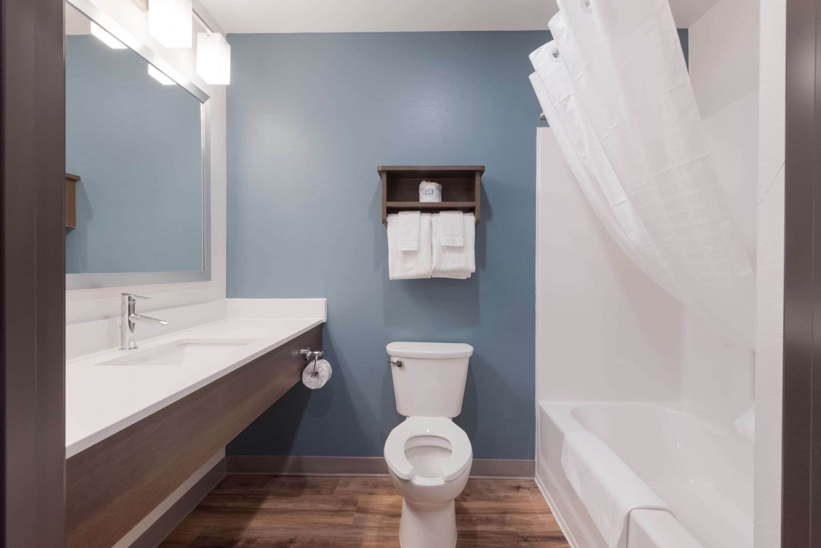Bañera con ducha, toallas