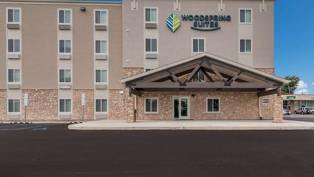 A multi-story hotel with a stone facade and a flat roof. - Woodspring Suites Philadelphia Northeast (Philadelphia)