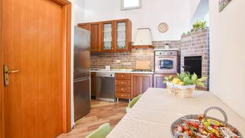 Frigorifero, piano cottura, lavastoviglie, macchina per tè/caffè