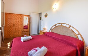 4 slaapkamers, een strijkplank/strijkijzer, gratis wifi, beddengoed