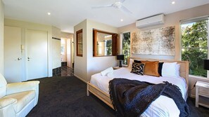 3 bedrooms, desk, iron/ironing board, WiFi