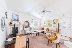 Smart-TV, Kamin, DVD-Player, Bücher