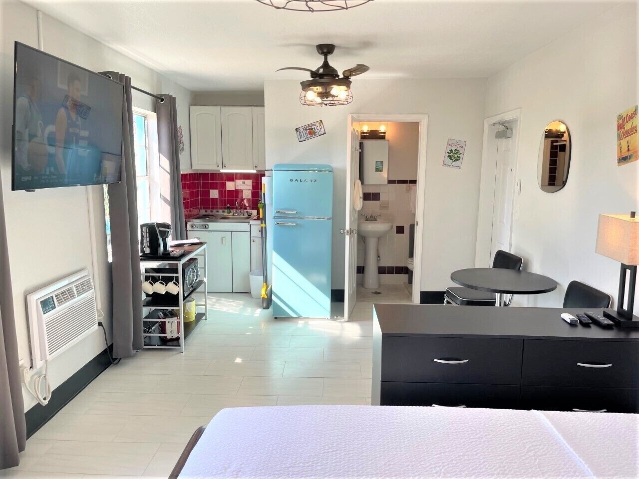 Cottage, 1 grand lit, coin cuisine, vue marina | Salle de bain | Sèche-cheveux, serviettes fournies, savon, shampoing
