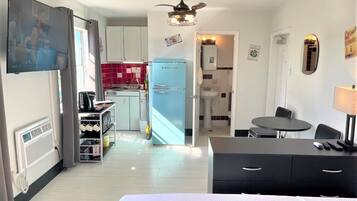 Cottage, 1 grand lit, coin cuisine, vue marina | Salle de bain | Sèche-cheveux, serviettes fournies, savon, shampoing