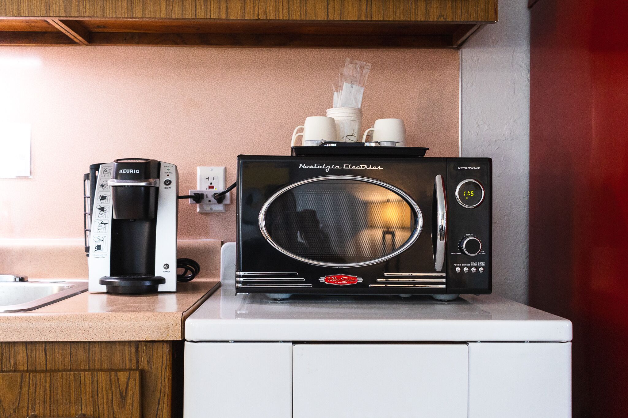 Une cuisine équipée d’une machine à café, d’un four à micro-ondes et d’un grille-pain.