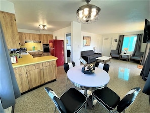 Suite ejecutiva, 1 habitación, patio, vistas al puerto deportivo | Decoración individual, mobiliario individual, cuna de viaje