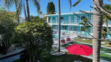 Piscine extérieure, parasols de plage, chaises longues