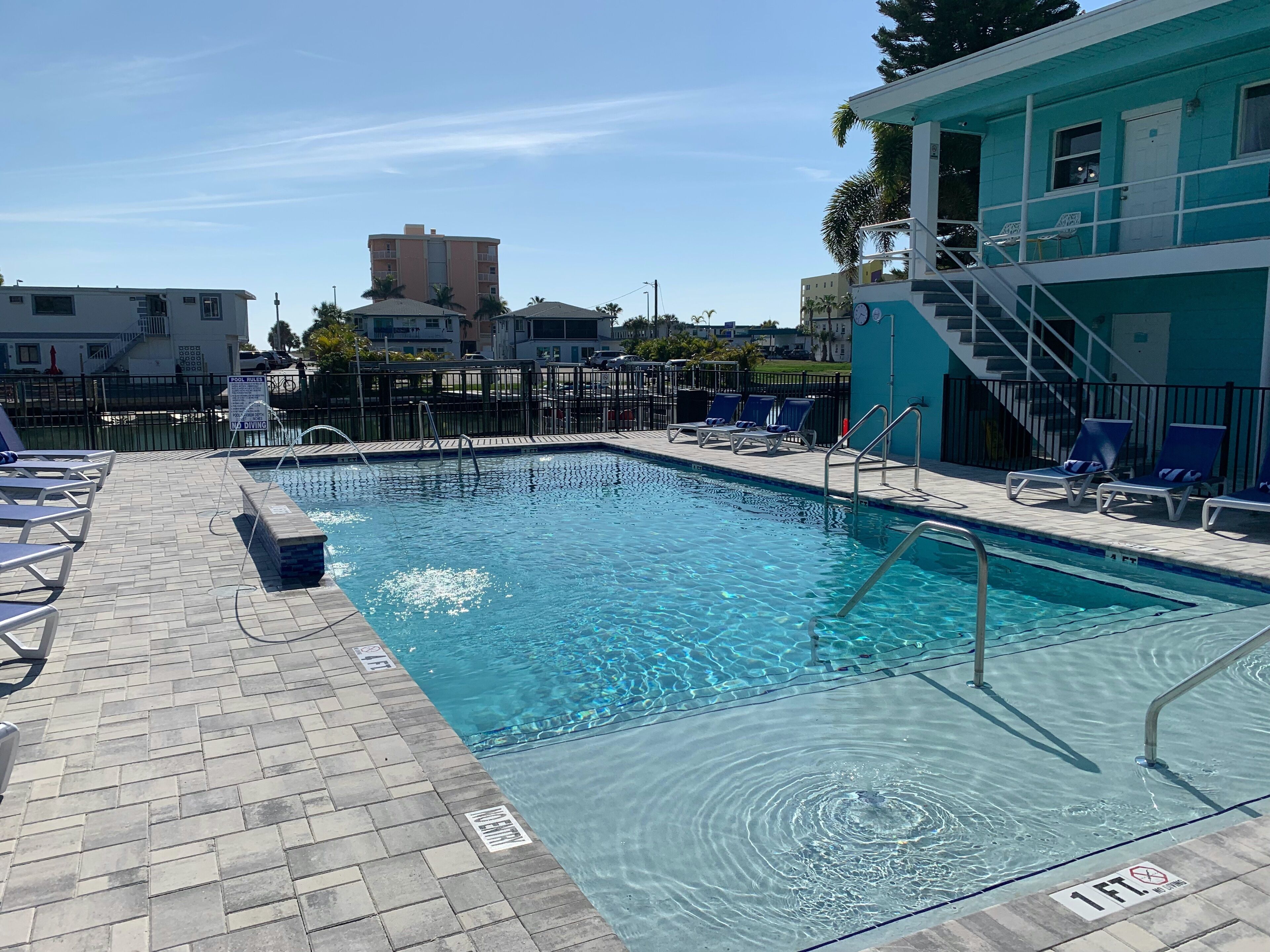 Kolam renang terbuka, dibuka dari pukul 9:00 hingga 19:00, payung kolam 