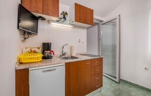 Refrigerador, parrilla de estufa y utensilios de cocina 