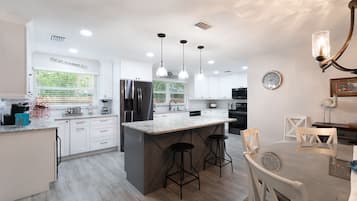 Geladeira, micro-ondas, fogão, cooktop