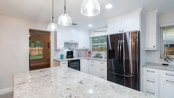 Geladeira, micro-ondas, fogão, cooktop