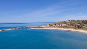 A coastal town with a beach, a pier, and buildings on a hillside. - Lovely home in Menfi with WiFi (Menfi)
