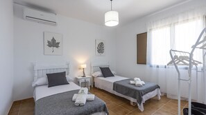 3 bedrooms, travel cot, WiFi