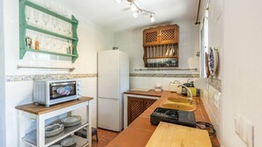 Kühlschrank, Ofen, Herdplatte, Wasserkocher mit Kaffee-/Teezubehör