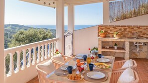 تناول الطعام بالخارج