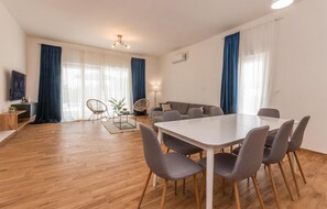 Interior - 4 bedroom awesome home in Radasinovci (Radasinovci)