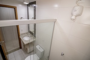Departamento Confort | Baño | Regadera y toallas