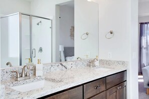 Combined shower/bathtub, hair dryer, towels - Heated Pool, Bunk Room, Nearby Trails (Washington)