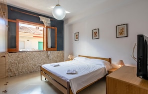 2 bedrooms, travel crib, free WiFi
