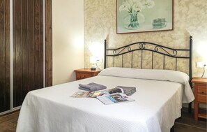 3 bedrooms, travel cot, free WiFi, bed sheets