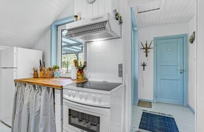 Kühlschrank, Herdplatte, Wasserkocher mit Kaffee-/Teezubehör