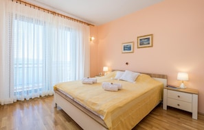 4 bedrooms, free WiFi, bed sheets