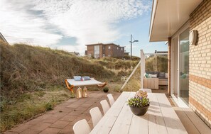 Outdoor dining - Cozy home in Bergen aan Zee with WiFi (Bergen aan Zee)