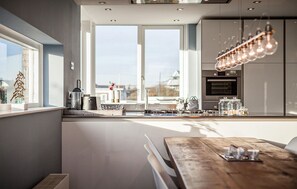 Réfrigérateur, un four, lave-vaisselle, cafetière-théière