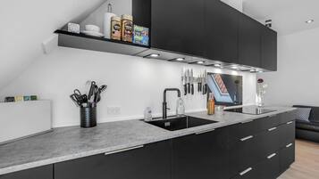 Refrigerador, parrilla de estufa, lavavajillas y cafetera y tetera