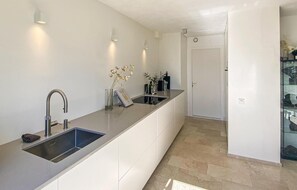 Frigorifero, piano cottura, lavastoviglie, macchina per tè/caffè