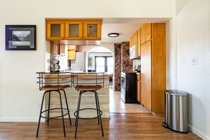 Frigorífic, microones, forn i placa de cuina 